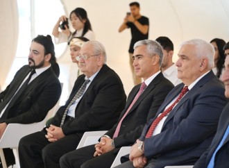 Heydər Əliyev Fondunun vitse-prezidenti Leyla Əliyeva və Arzu Əliyeva Çin dili kurslarının iştirakçılarına sertifikatlar təqdim ediblər