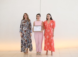 Heydər Əliyev Fondunun vitse-prezidenti Leyla Əliyeva və Arzu Əliyeva Çin dili kurslarının iştirakçılarına sertifikatlar təqdim ediblər
