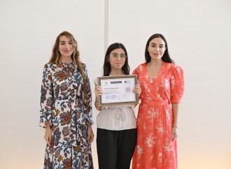 Heydər Əliyev Fondunun vitse-prezidenti Leyla Əliyeva və Arzu Əliyeva Çin dili kurslarının iştirakçılarına sertifikatlar təqdim ediblər