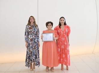Heydər Əliyev Fondunun vitse-prezidenti Leyla Əliyeva və Arzu Əliyeva Çin dili kurslarının iştirakçılarına sertifikatlar təqdim ediblər