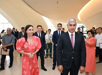 Heydər Əliyev Fondunun vitse-prezidenti Leyla Əliyeva və Arzu Əliyeva Çin dili kurslarının iştirakçılarına sertifikatlar təqdim ediblər