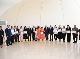 Heydər Əliyev Fondunun vitse-prezidenti Leyla Əliyeva və Arzu Əliyeva Çin dili kurslarının iştirakçılarına sertifikatlar təqdim ediblər