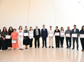 Heydər Əliyev Fondunun vitse-prezidenti Leyla Əliyeva və Arzu Əliyeva Çin dili kurslarının iştirakçılarına sertifikatlar təqdim ediblər