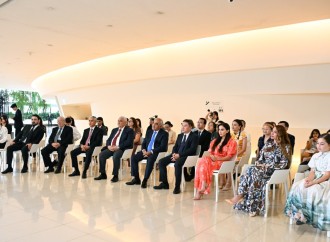 Heydər Əliyev Fondunun vitse-prezidenti Leyla Əliyeva və Arzu Əliyeva Çin dili kurslarının iştirakçılarına sertifikatlar təqdim ediblər