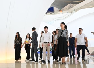 Heydər Əliyev Fondunun vitse-prezidenti Leyla Əliyeva və Arzu Əliyeva Çin dili kurslarının iştirakçılarına sertifikatlar təqdim ediblər