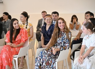 Heydər Əliyev Fondunun vitse-prezidenti Leyla Əliyeva və Arzu Əliyeva Çin dili kurslarının iştirakçılarına sertifikatlar təqdim ediblər