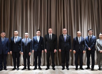 Prezident İlham Əliyev Tiencində "Sichian Sunsync Photovoltaic Technology Co" şirkətinin təsisçisi və sədri ilə görüşüb