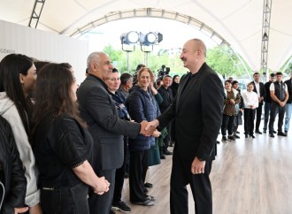 Prezident İlham Əliyev Qırmızı Bazar, Hadrut qəsəbələrinin və Sos kəndinin sakinləri ilə görüşüb