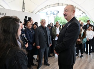 Prezident İlham Əliyev Qırmızı Bazar, Hadrut qəsəbələrinin və Sos kəndinin sakinləri ilə görüşüb