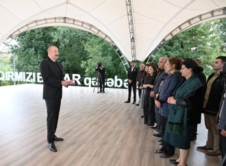 Prezident İlham Əliyev Qırmızı Bazar, Hadrut qəsəbələrinin və Sos kəndinin sakinləri ilə görüşüb