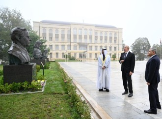 Azərbaycan və Birləşmiş Ərəb Əmirliklərinin Prezidentləri Şuşada Azərbaycanın tanınmış şəxsiyyətlərinin güllələnmiş heykəllərinə baxıblar
