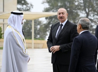 Azərbaycan və Birləşmiş Ərəb Əmirliklərinin Prezidentləri Şuşada Azərbaycanın tanınmış şəxsiyyətlərinin güllələnmiş heykəllərinə baxıblar