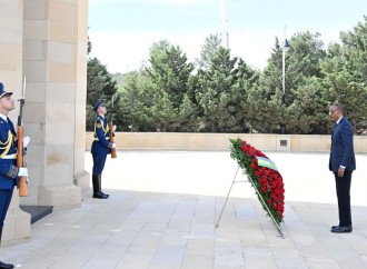 Ruanda Prezidenti Pol Kaqame Bakıda şəhidlərin xatirəsini anıb