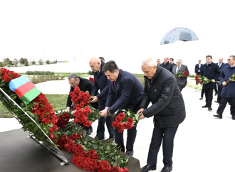 Dövlət və hökumət rəsmiləri Zəfər parkını ziyarət edirlər