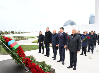 Dövlət və hökumət rəsmiləri Zəfər parkını ziyarət edirlər