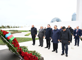 Dövlət və hökumət rəsmiləri Zəfər parkını ziyarət edirlər