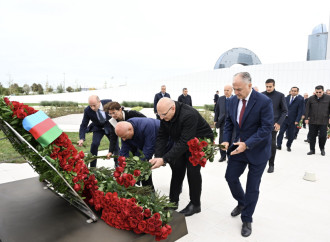 Dövlət və hökumət rəsmiləri Zəfər parkını ziyarət edirlər