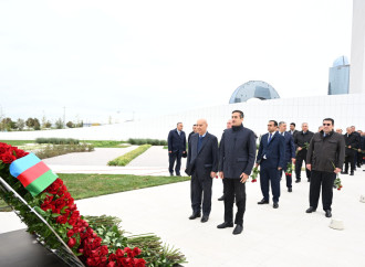 Dövlət və hökumət rəsmiləri Zəfər parkını ziyarət edirlər