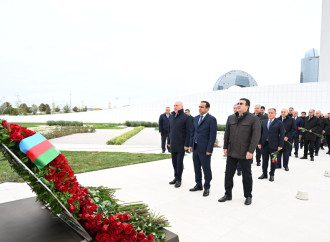 Dövlət və hökumət rəsmiləri Zəfər parkını ziyarət edirlər