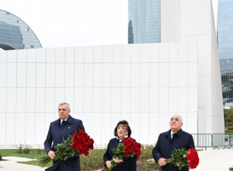 Dövlət və hökumət rəsmiləri Zəfər parkını ziyarət edirlər