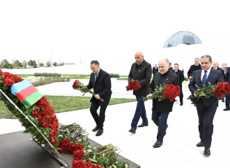 Dövlət və hökumət rəsmiləri Zəfər parkını ziyarət edirlər