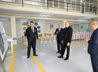 Prezident İlham Əliyev Sabirabad Sənaye Məhəlləsində toxum istehsalı müəssisəsinin fəaliyyəti ilə tanış olub