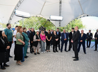 Prezident İlham Əliyev Cəbrayıl rayonunun Horovlu kəndinin sakinlərinə mənzillərin açarlarını təqdim edib