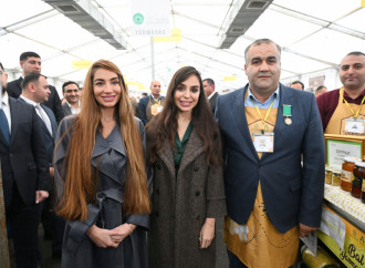 Heydər Əliyev Fondunun vitse-prezidenti Leyla Əliyeva və Bakı Media Mərkəzinin rəhbəri Arzu Əliyeva arıçılıq məhsullarının sərgi-satış yarmarkasını ziyarət ediblər