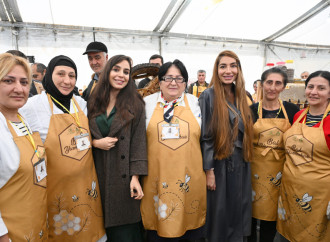 Heydər Əliyev Fondunun vitse-prezidenti Leyla Əliyeva və Bakı Media Mərkəzinin rəhbəri Arzu Əliyeva arıçılıq məhsullarının sərgi-satış yarmarkasını ziyarət ediblər