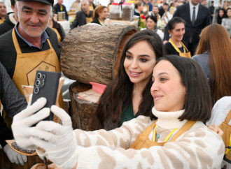 Heydər Əliyev Fondunun vitse-prezidenti Leyla Əliyeva və Bakı Media Mərkəzinin rəhbəri Arzu Əliyeva arıçılıq məhsullarının sərgi-satış yarmarkasını ziyarət ediblər