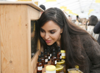 Heydər Əliyev Fondunun vitse-prezidenti Leyla Əliyeva və Bakı Media Mərkəzinin rəhbəri Arzu Əliyeva arıçılıq məhsullarının sərgi-satış yarmarkasını ziyarət ediblər