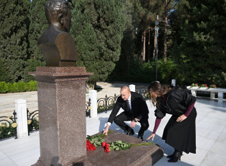 Prezident İlham Əliyev və birinci xanım Mehriban Əliyeva Ulu Öndər Heydər Əliyevin məzarını ziyarət ediblər