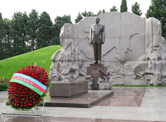 Prezident İlham Əliyev və birinci xanım Mehriban Əliyeva Ulu Öndər Heydər Əliyevin məzarını ziyarət ediblər