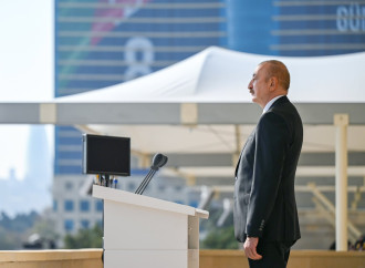 Prezident İlham Əliyev, birinci xanım Mehriban Əliyeva, Türkiyə Prezidenti Rəcəb Tayyib Ərdoğan, Pakistan Baş naziri Məhəmməd Şahbaz Şərif hərbi paradda iştirak edirlər