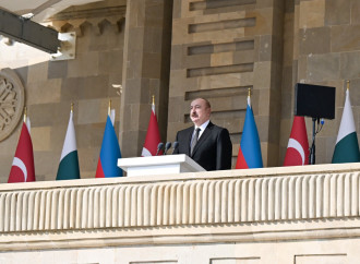 Prezident İlham Əliyev, birinci xanım Mehriban Əliyeva, Türkiyə Prezidenti Rəcəb Tayyib Ərdoğan, Pakistan Baş naziri Məhəmməd Şahbaz Şərif hərbi paradda iştirak edirlər