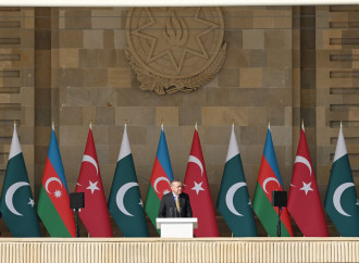 Prezident İlham Əliyev, birinci xanım Mehriban Əliyeva, Türkiyə Prezidenti Rəcəb Tayyib Ərdoğan, Pakistan Baş naziri Məhəmməd Şahbaz Şərif hərbi paradda iştirak edirlər