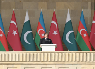 Prezident İlham Əliyev, birinci xanım Mehriban Əliyeva, Türkiyə Prezidenti Rəcəb Tayyib Ərdoğan, Pakistan Baş naziri Məhəmməd Şahbaz Şərif hərbi paradda iştirak edirlər