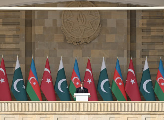 Prezident İlham Əliyev, birinci xanım Mehriban Əliyeva, Türkiyə Prezidenti Rəcəb Tayyib Ərdoğan, Pakistan Baş naziri Məhəmməd Şahbaz Şərif hərbi paradda iştirak edirlər