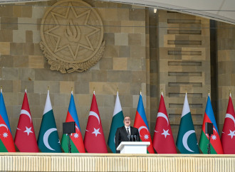 Prezident İlham Əliyev, birinci xanım Mehriban Əliyeva, Türkiyə Prezidenti Rəcəb Tayyib Ərdoğan, Pakistan Baş naziri Məhəmməd Şahbaz Şərif hərbi paradda iştirak edirlər