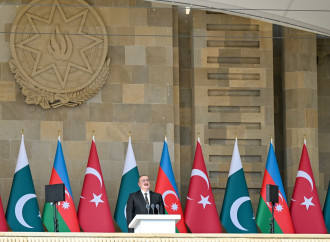 Prezident İlham Əliyev, birinci xanım Mehriban Əliyeva, Türkiyə Prezidenti Rəcəb Tayyib Ərdoğan, Pakistan Baş naziri Məhəmməd Şahbaz Şərif hərbi paradda iştirak edirlər