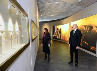 Prezident İlham Əliyev və Birinci xanım Mehriban Əliyeva Bakıda Zəfər abidəsini ziyarət edib və Zəfər muzeyinin açılışında iştirak ediblər