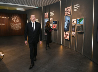 Prezident İlham Əliyev və Birinci xanım Mehriban Əliyeva Bakıda Zəfər abidəsini ziyarət edib və Zəfər muzeyinin açılışında iştirak ediblər