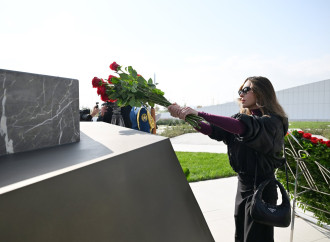 Prezident İlham Əliyev və Birinci xanım Mehriban Əliyeva Bakıda Zəfər abidəsini ziyarət edib və Zəfər muzeyinin açılışında iştirak ediblər