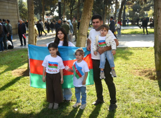 Vətən Müharibəsindəki Zəfərin 5 illiyinə həsr olunan hərbi paradla bağlı əhali Azadlıq meydanına toplaşır