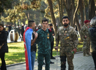 Vətən Müharibəsindəki Zəfərin 5 illiyinə həsr olunan hərbi paradla bağlı əhali Azadlıq meydanına toplaşır