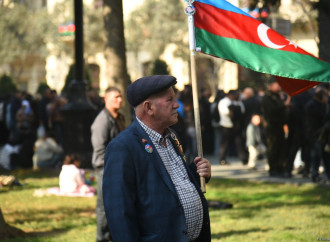 Vətən Müharibəsindəki Zəfərin 5 illiyinə həsr olunan hərbi paradla bağlı əhali Azadlıq meydanına toplaşır
