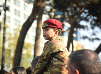 Vətən Müharibəsindəki Zəfərin 5 illiyinə həsr olunan hərbi paradla bağlı əhali Azadlıq meydanına toplaşır