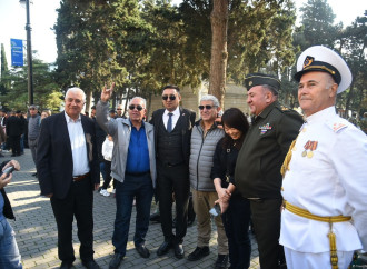 Vətən Müharibəsindəki Zəfərin 5 illiyinə həsr olunan hərbi paradla bağlı əhali Azadlıq meydanına toplaşır