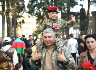 Vətən Müharibəsindəki Zəfərin 5 illiyinə həsr olunan hərbi paradla bağlı əhali Azadlıq meydanına toplaşır