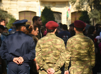 Vətən Müharibəsindəki Zəfərin 5 illiyinə həsr olunan hərbi paradla bağlı əhali Azadlıq meydanına toplaşır